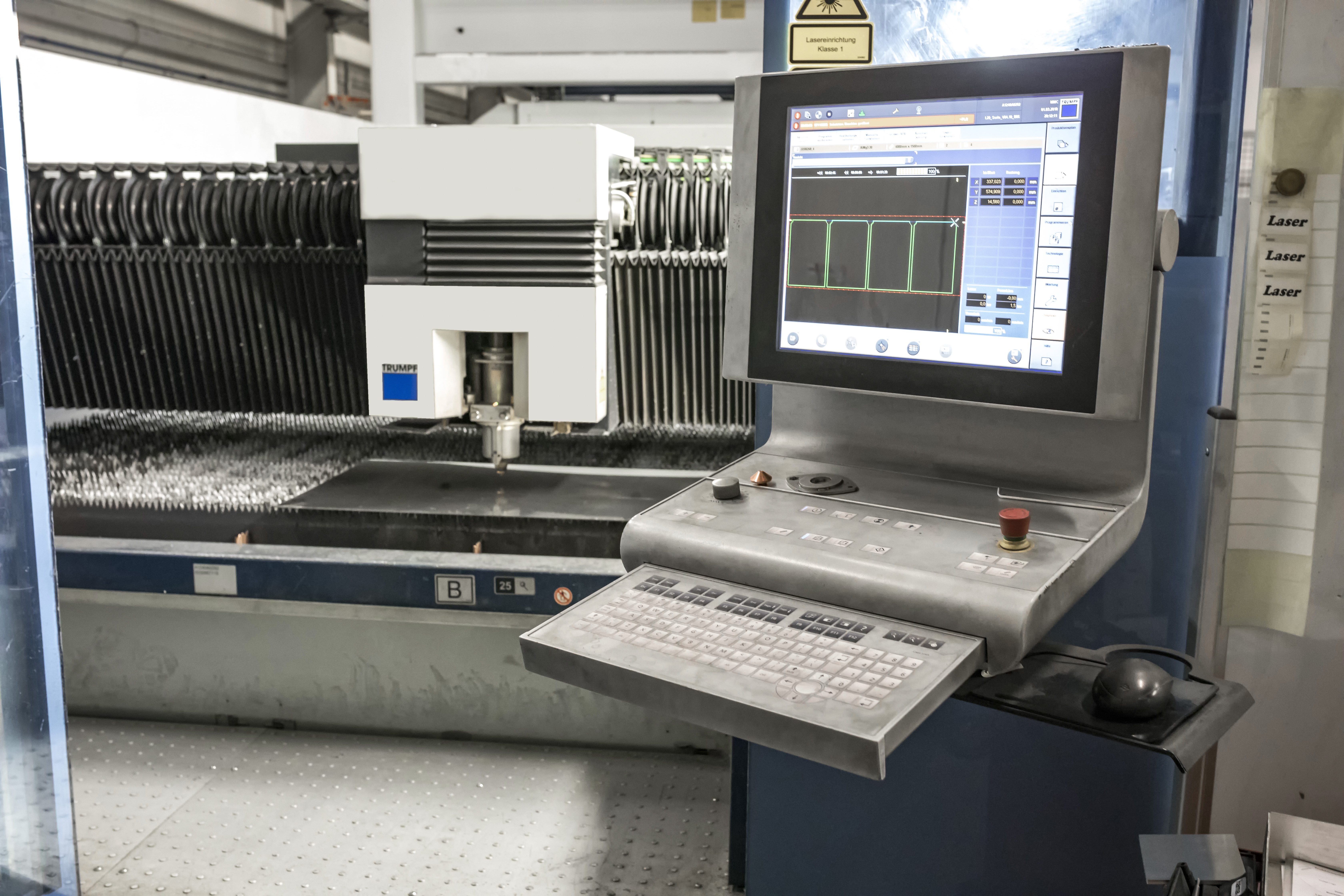 Laserschneidanlage TruLaser 3040 mit Bedienpult in der Halle